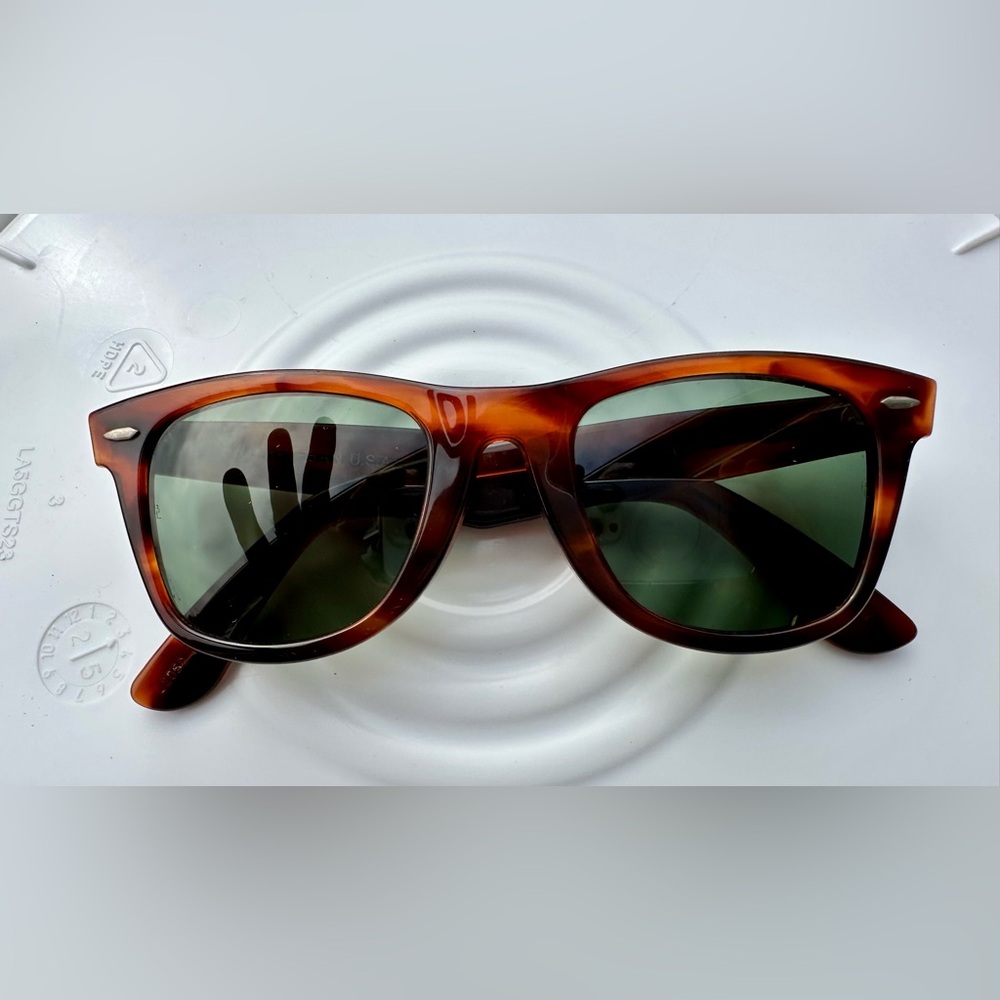 Authentic B&L VINTAGE RAY-BAN WAYFARER SUNGLASSES. L2052.
Classic JFK style